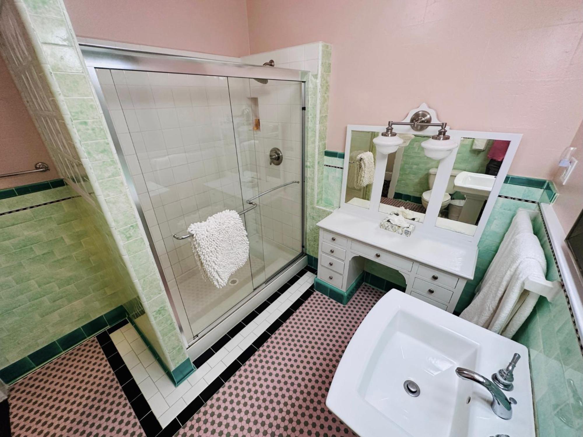 ホテル The Edgewater アバロン エクステリア 写真